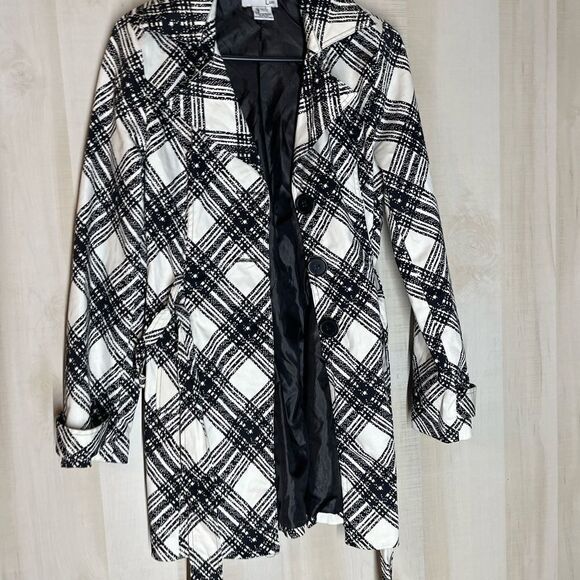 Luii black and white belted jacket, size small - Picture 10 of 10